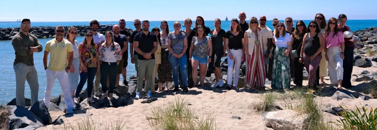 Les formateurs du réseau Famille de Sauveteurs réunis sur une plage, lors de leur rassemblement annuel